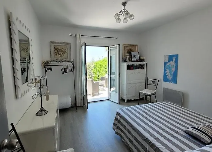 Maison Pieds Dans L Eau St Florent Дом отдыха *